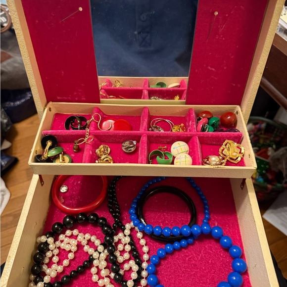 Vintage Jewelry Box full of Vintage  Jewelry Excellent Condition - Picture 7 of 12
